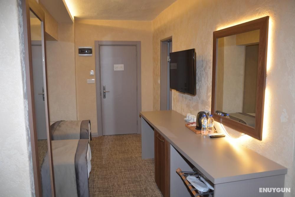 Twin, Mountain or Pool View, Two Single Beds