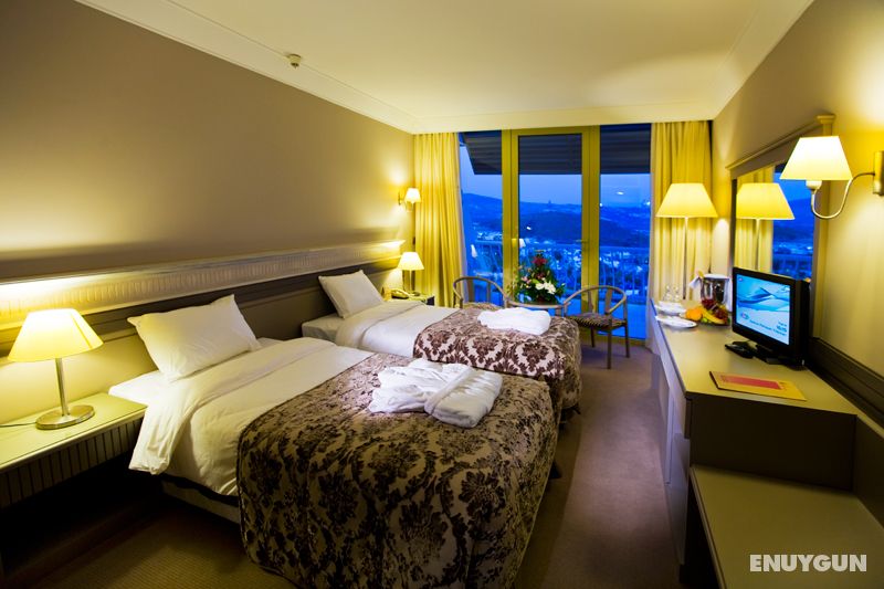 1 Double Bed with Side Sea View