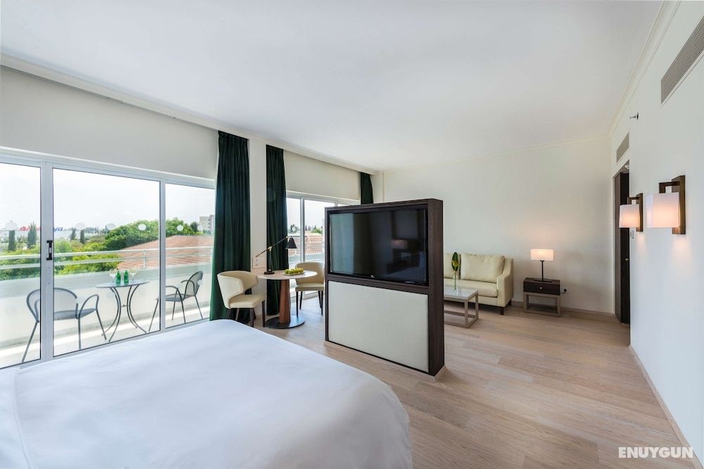 Junior Room, 1 King Bed (pool)