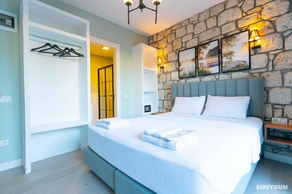 Standard Large Room, Garden or Street View, Ground Floor