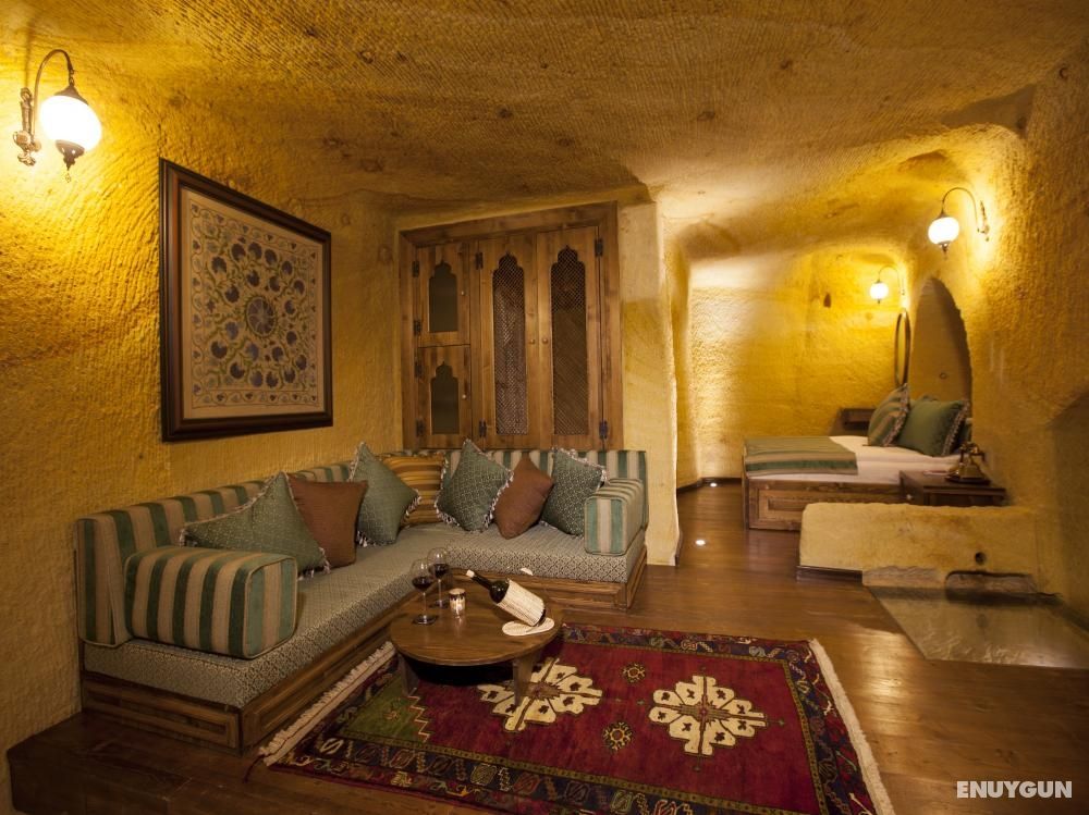 Royal Cave & Pool Suite