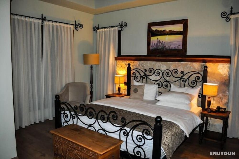 Family Room, Connecting Rooms