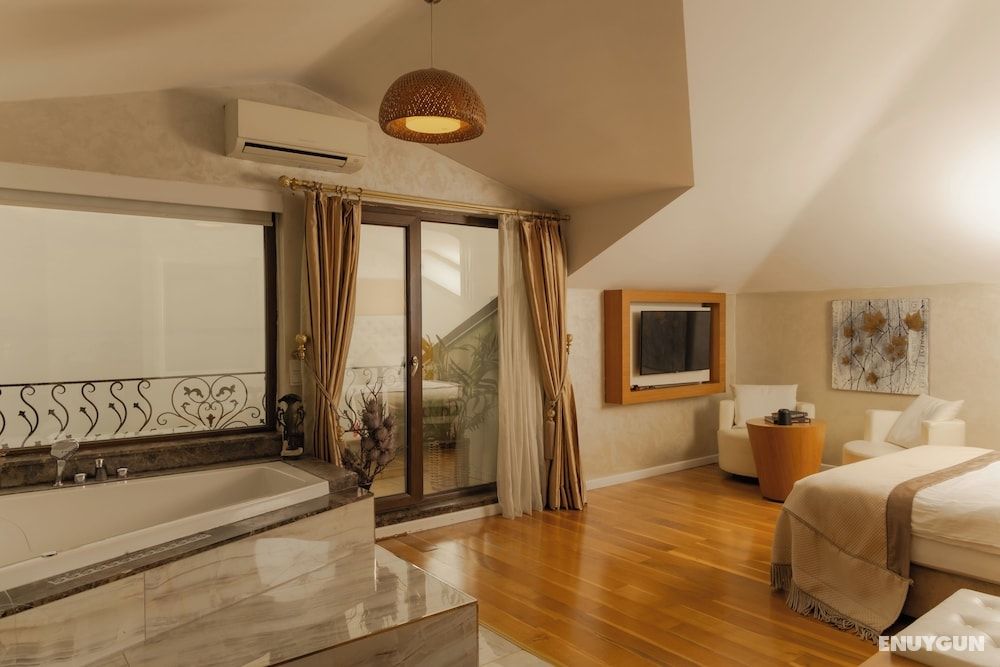 Deluxe Room, 1 King Bed, Hot Tub, Lake View
