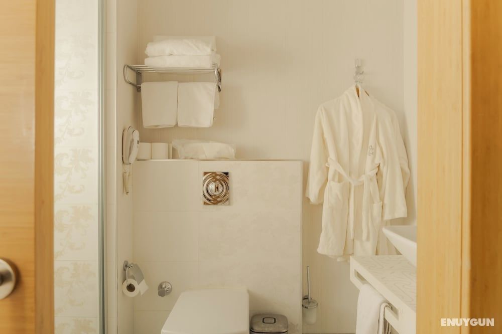 Honeymoon Suite, 1 King Bed, Hot Tub, Partial Lake View