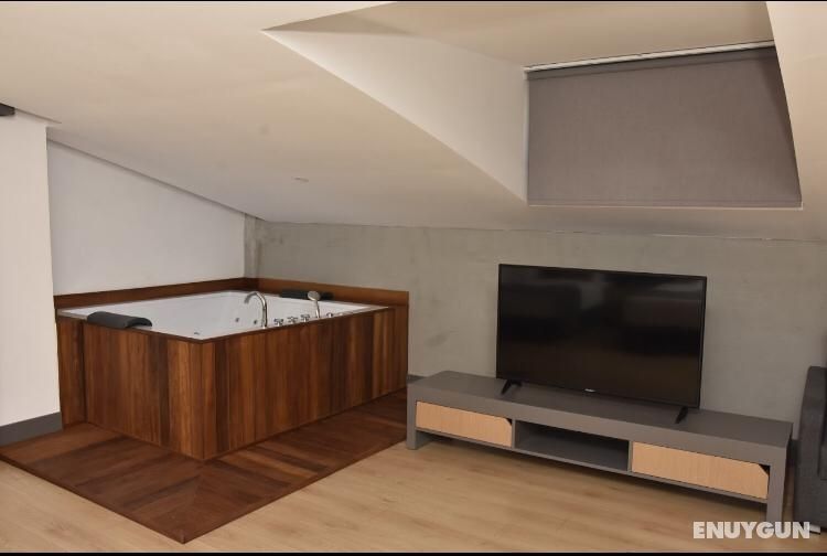 Suite Room with Jacuzzi, Garden View, Jacuzzi