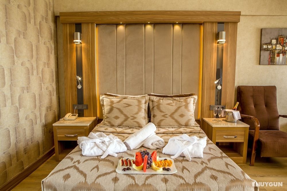 Standard Double or Twin Room with Partial Sea View