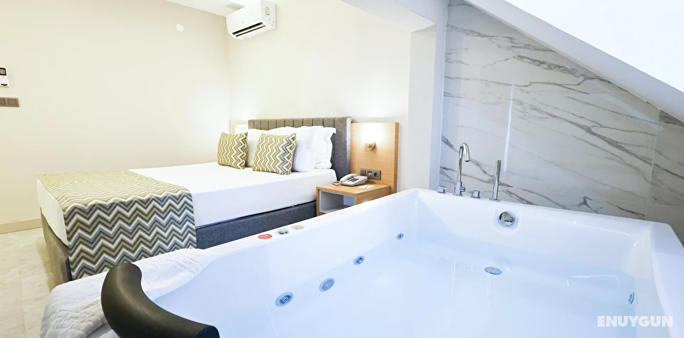 Jacuzzi Suite Pool and Sea View Room