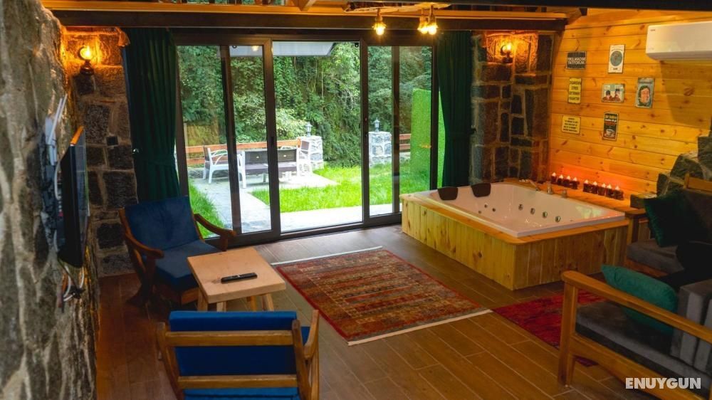 Mezzanine Bungalow, Stream View, Jacuzzi
