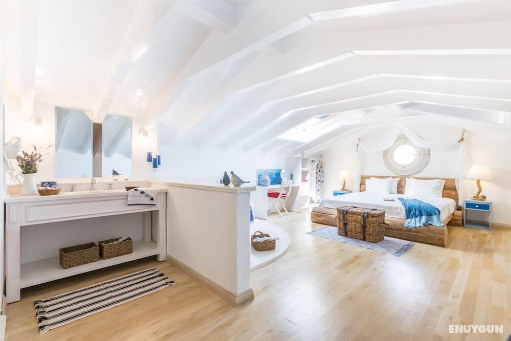 Suite, Hot Tub (attic)