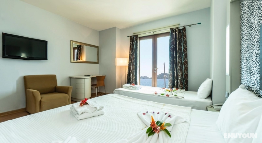 Standard Room, Sea or Garden View, Balcony