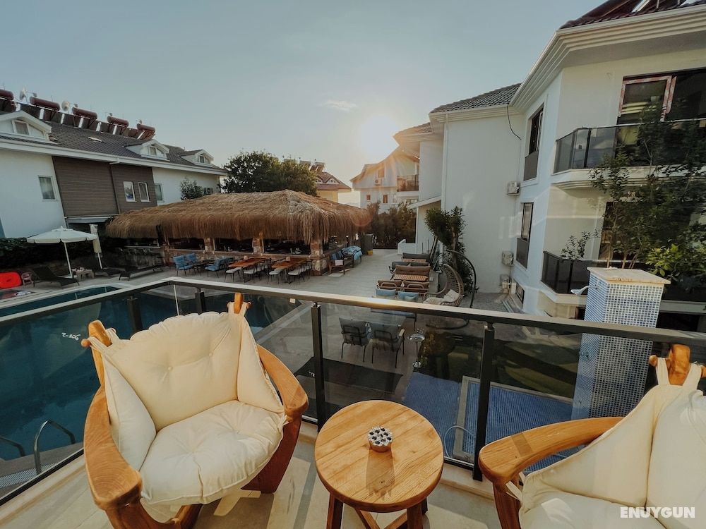 Deluxe Apartment, 1 King Bed, Pool View