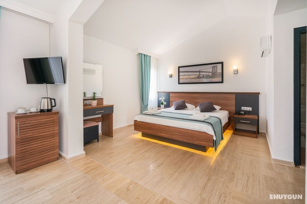 Deluxe Room, Partial Sea View