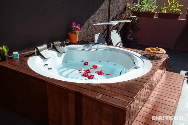 Deluxe Suite - Room with Jacuzzi