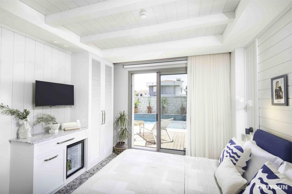 Deluxe Room with Pool Connection, Pool View, Shared Terrace