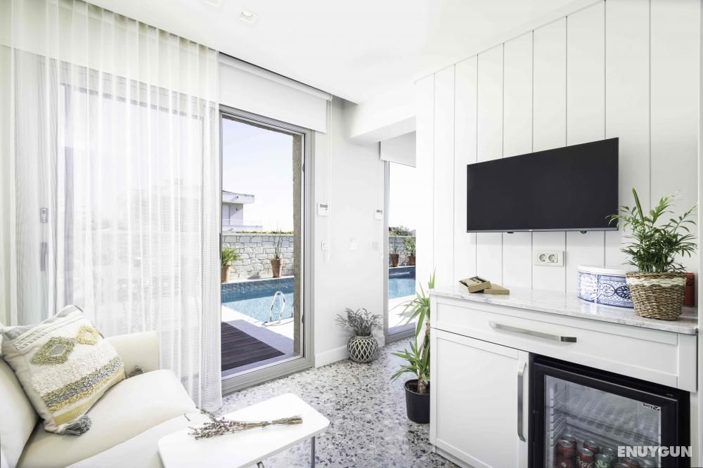 Suite, Pool View, Terrace