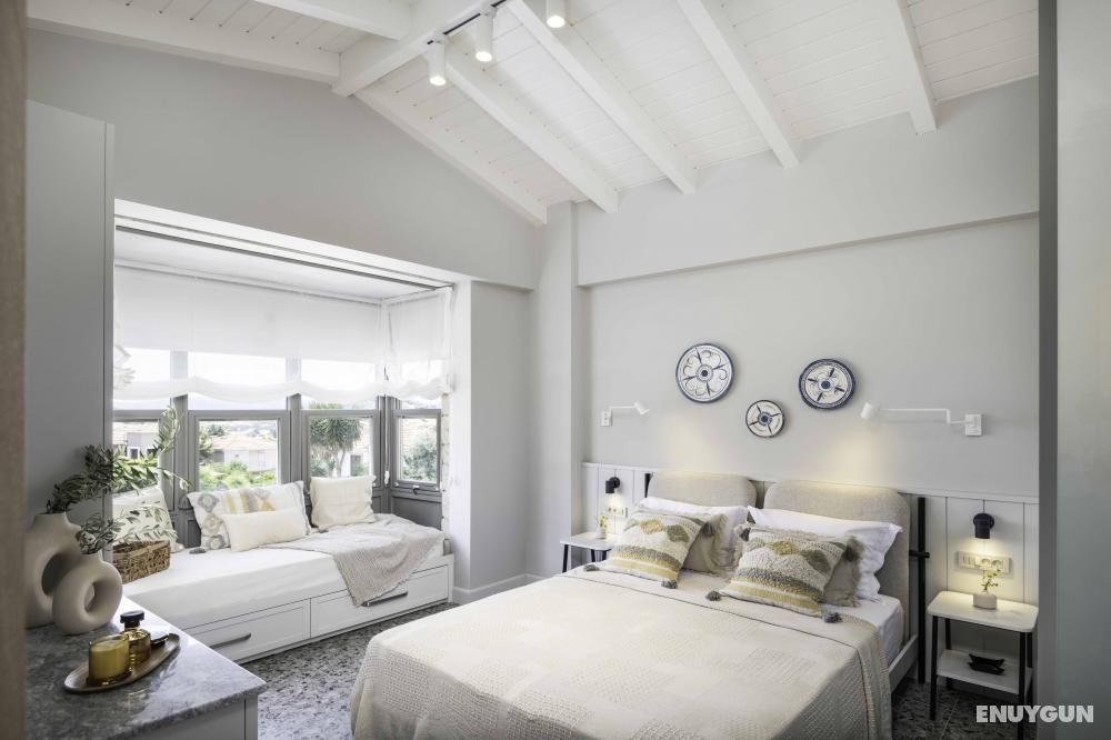 Bay Window Deluxe Room, Pool View, Double Bed