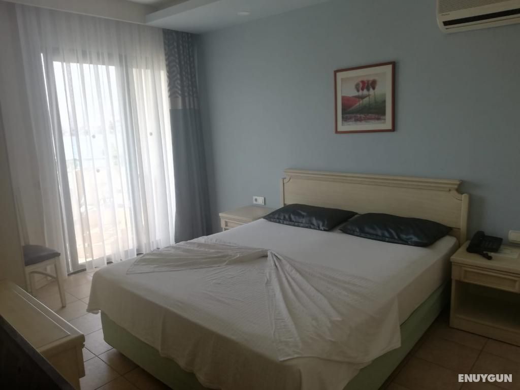 1 Double Bed with Side Sea View