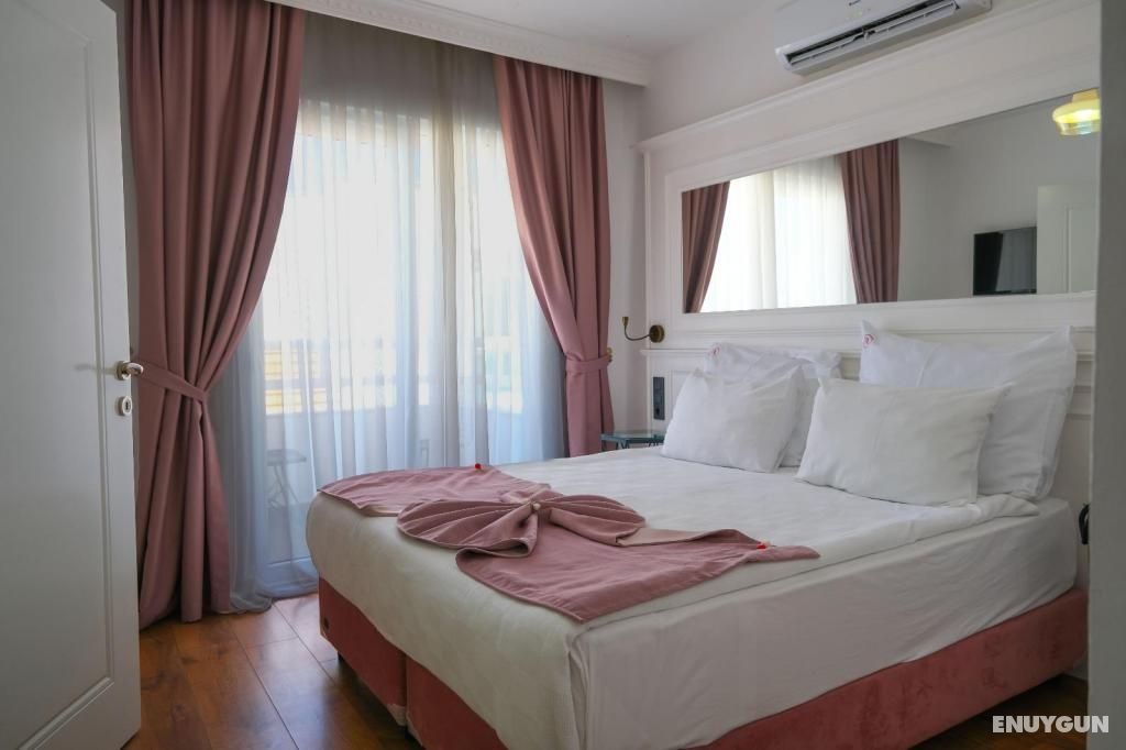 Suite Room with Balcony and City View