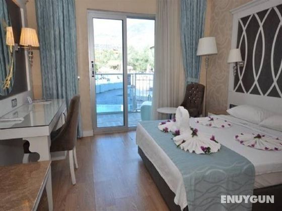 Standard Custom Room With Balcony And Direct Pool Access