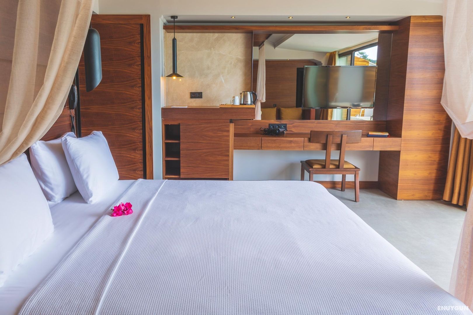 Luxury Suites with Jacuzzi
