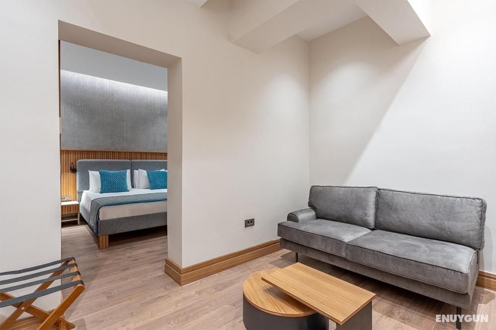 Deluxe Suite with Garden or Street View, Balcony or Terrace