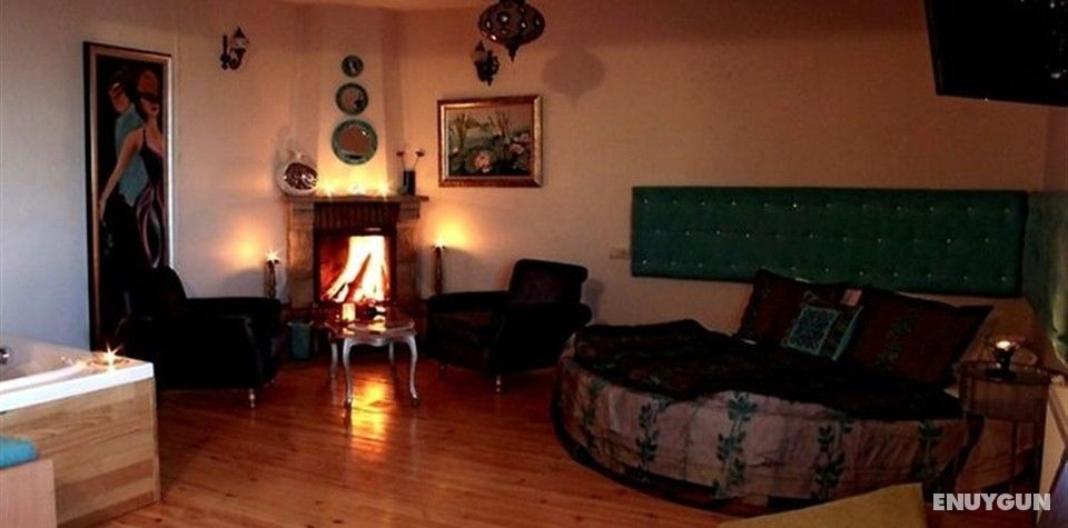 Deluxe Room with Fireplace and Jacuzzi