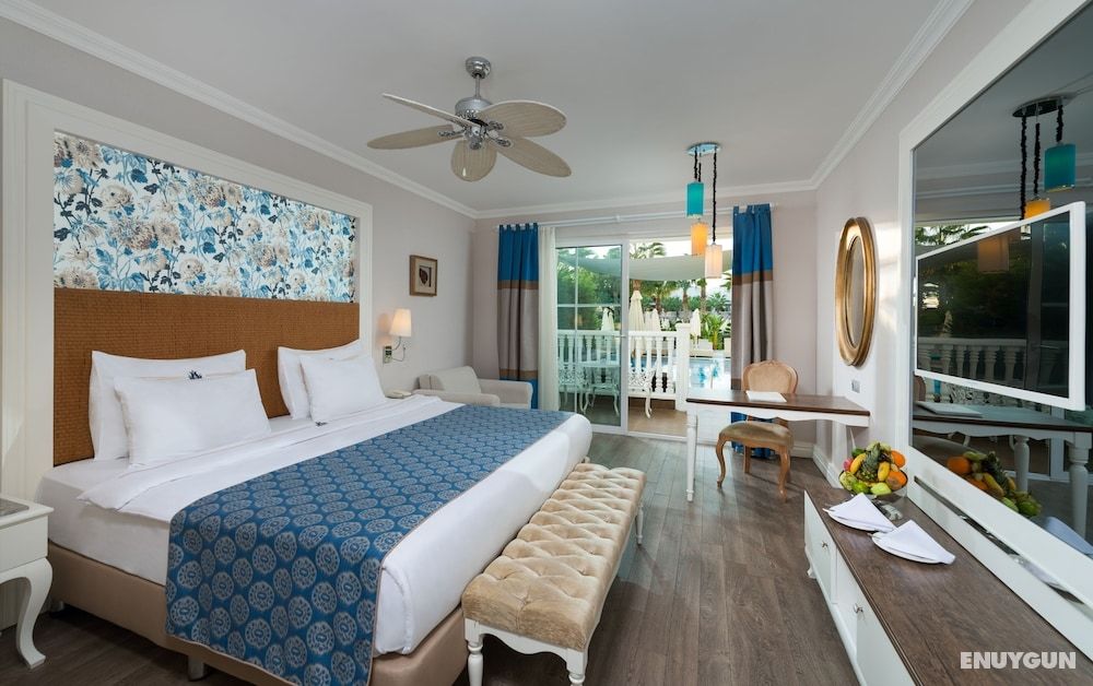 Deluxe Room, Pool Use