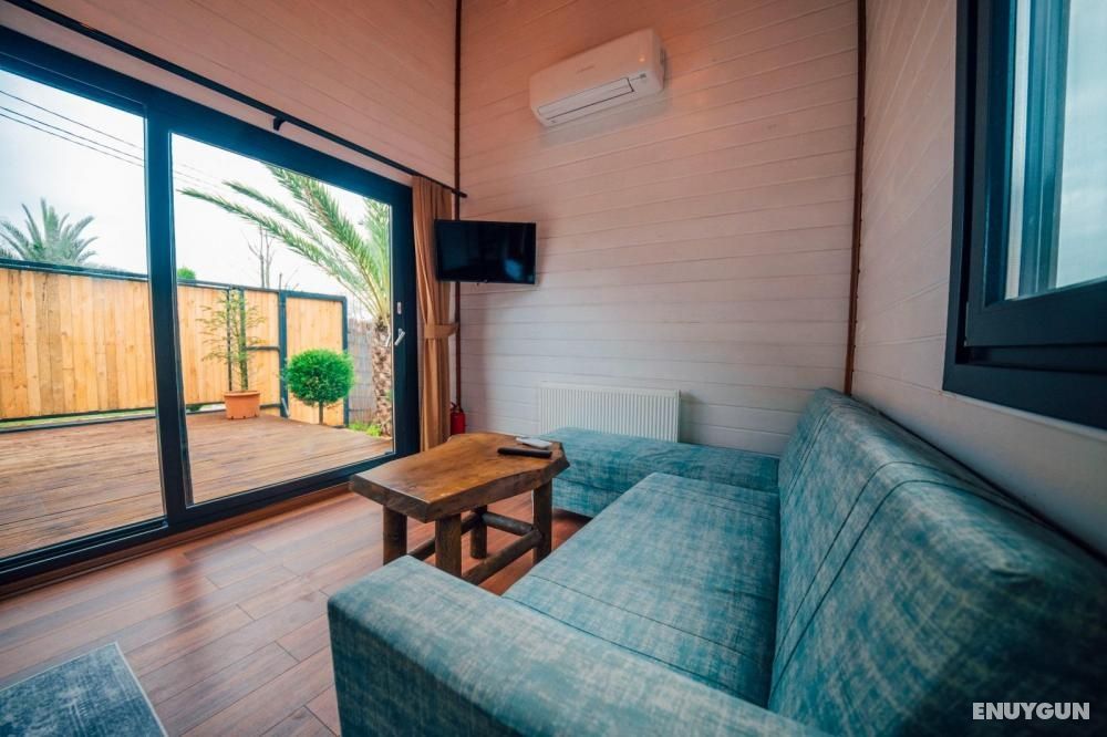 Deluxe Tiny House, Lake View, Private Heated Pool