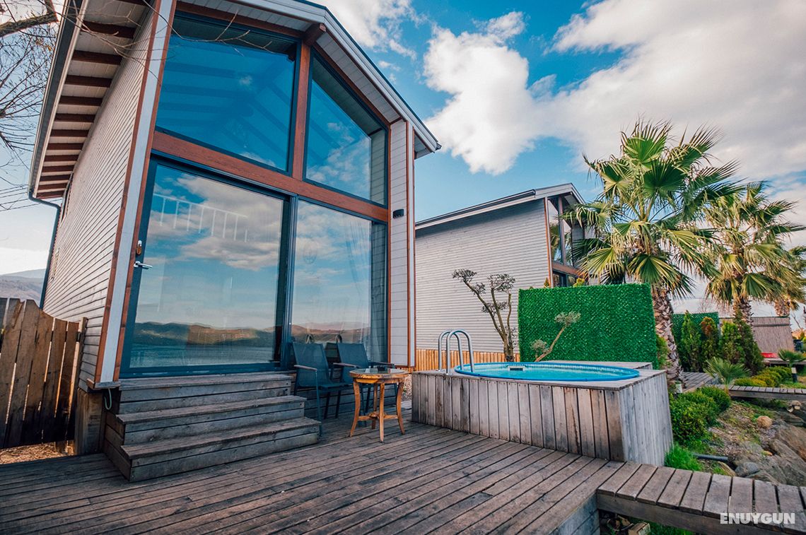 Sunset Tiny House, Lake View, Private Heated Pool