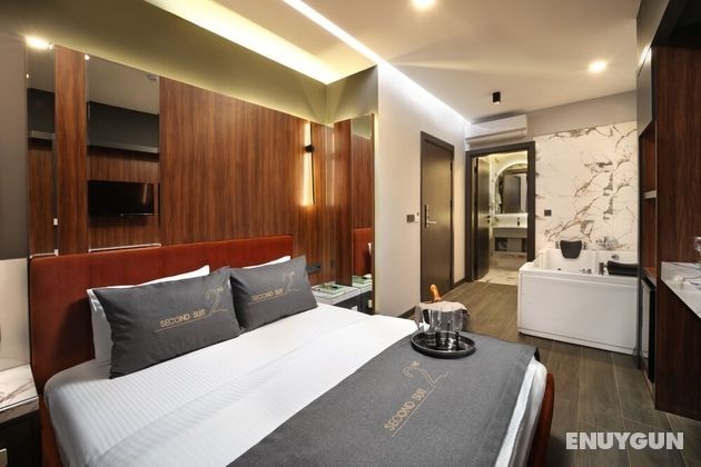 Jacuzzi Deluxe Double Room