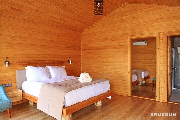 Bungalow Family Room with Balcony