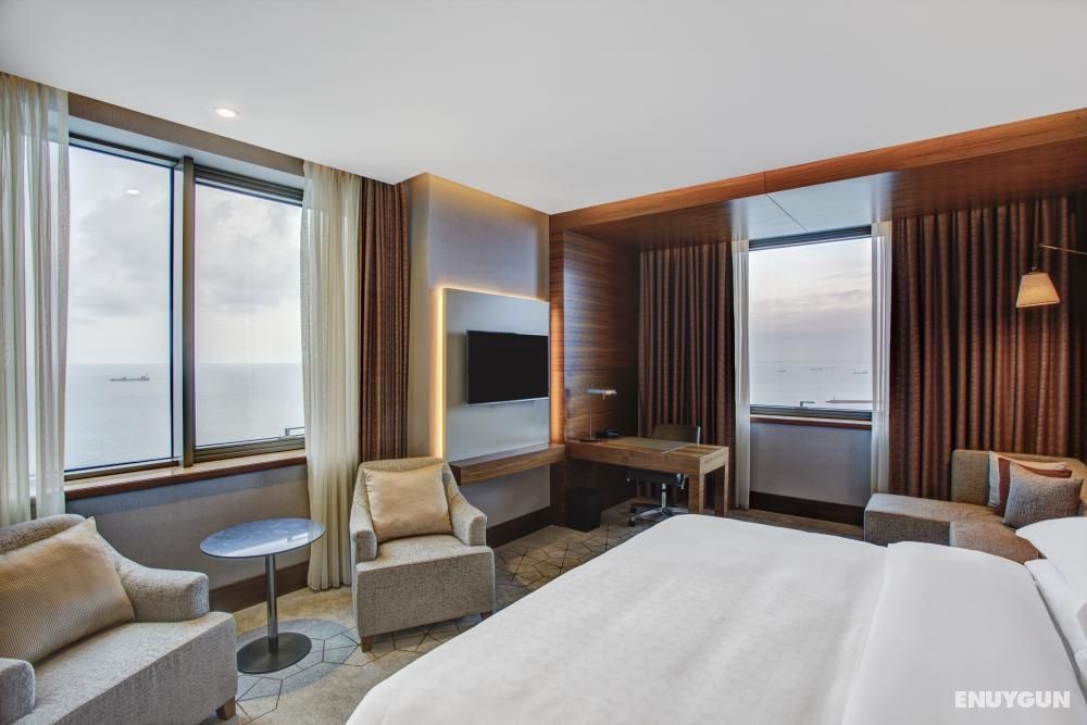 Corner Deluxe Room, Sea and City View