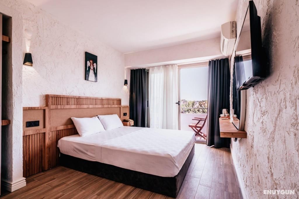 Standard Room, Partial Sea View