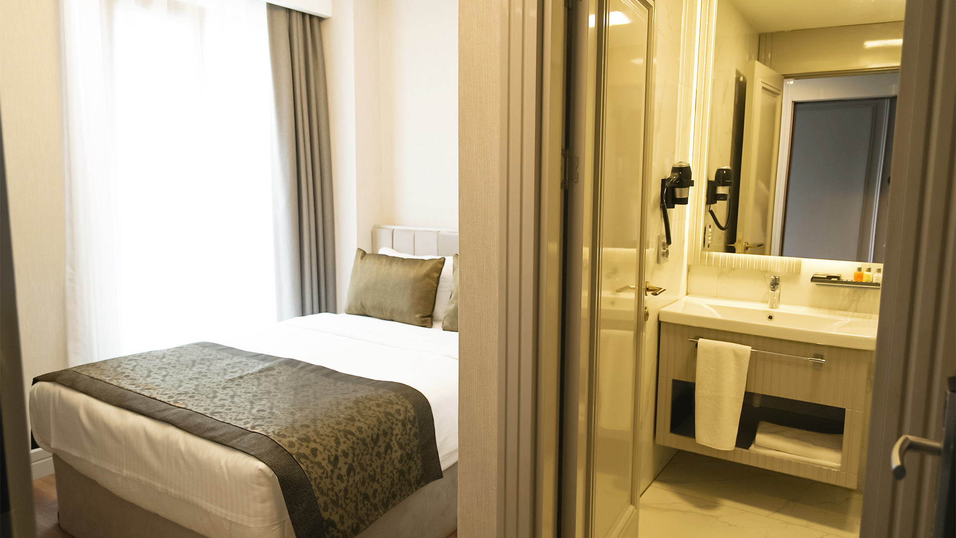 Junior Deluxe Room