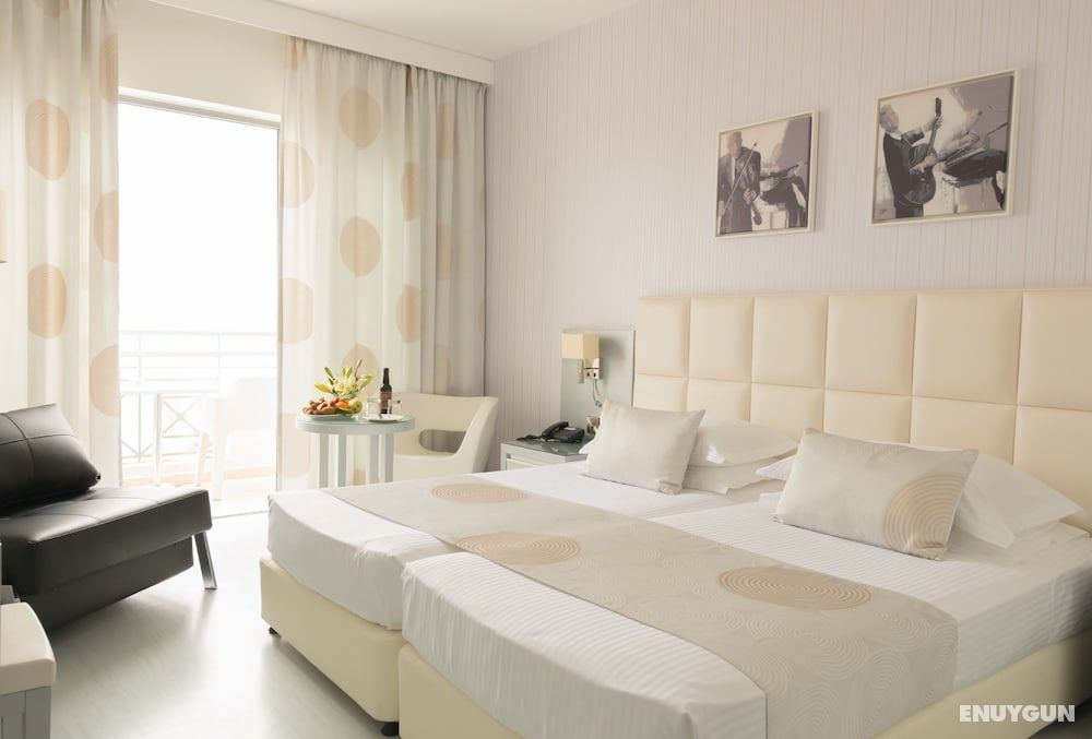 Double or Twin Room with Partial Sea View