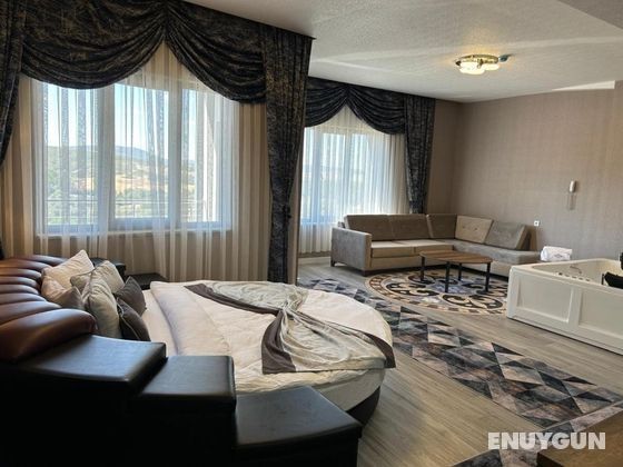 Suite Custom Room