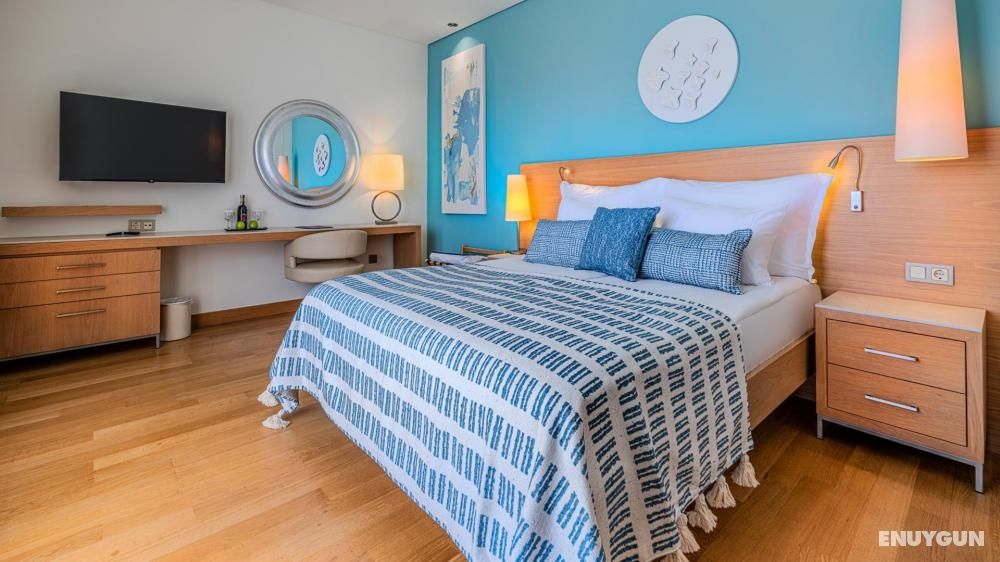 Suite Room with Jacuzzi, Pool or Garden View, Jacuzzi