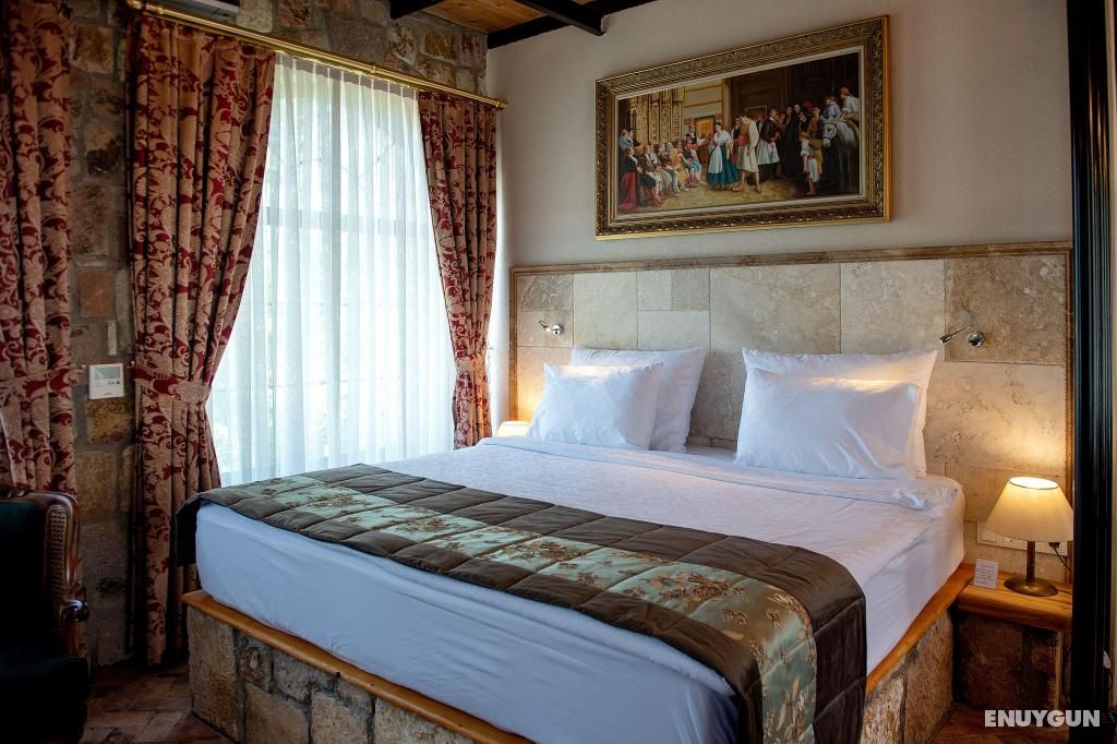 King Suite Custom Room with River View, Fireplace and Jacuzzi