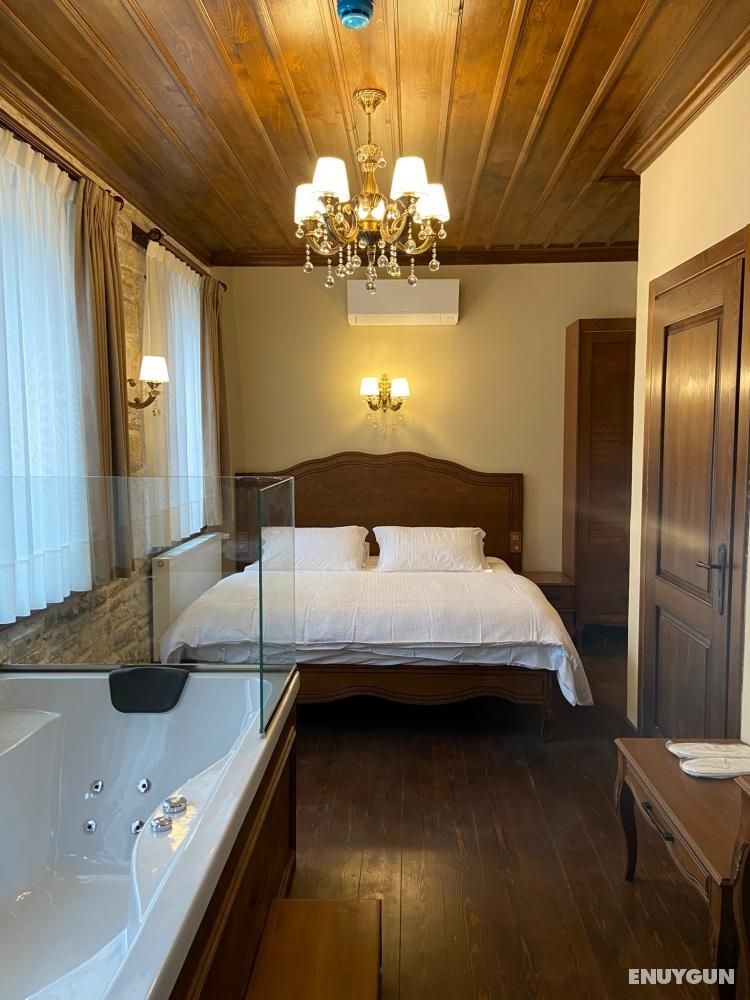 Deluxe Room with Jacuzzi, Street View, Jacuzzi