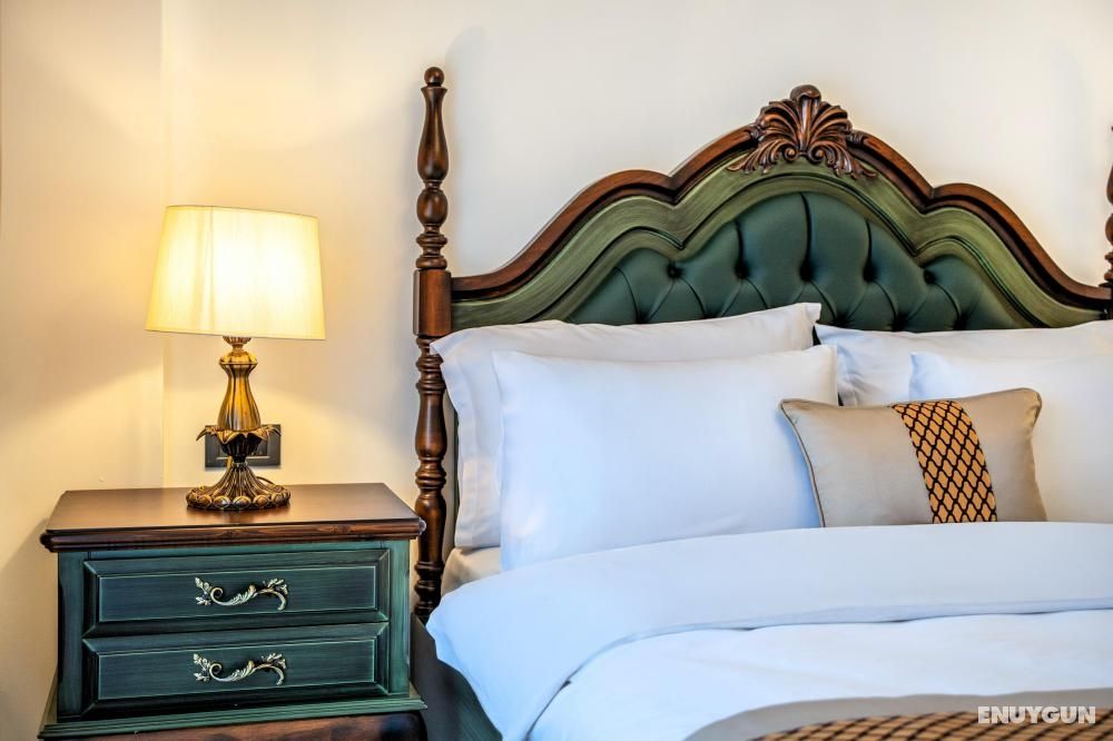 Premium Suite, Street View, 1 Large Bed and 1 Single Bed