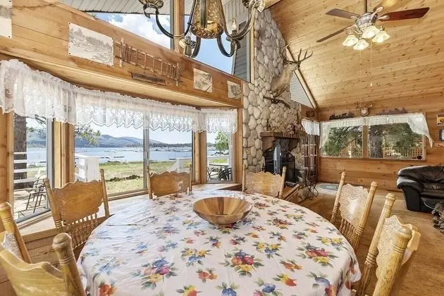 Ev, Birden Çok Yatak (012 - Lakefront Chalet)