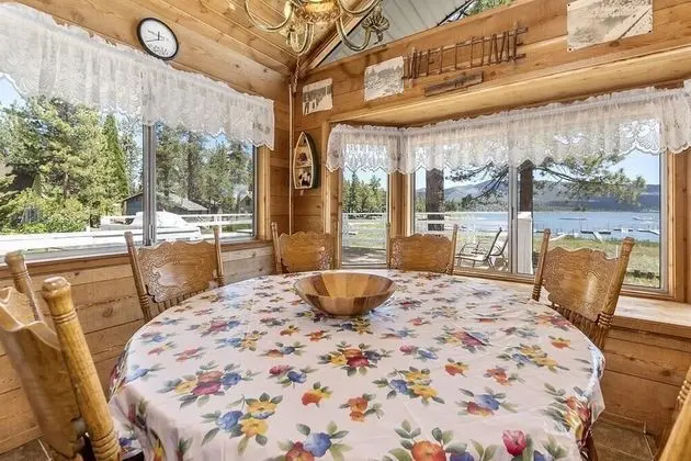 Ev, Birden Çok Yatak (012 - Lakefront Chalet)