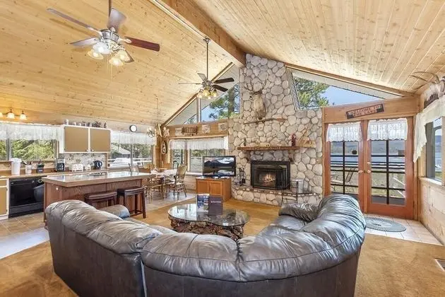 Ev, Birden Çok Yatak (012 - Lakefront Chalet)