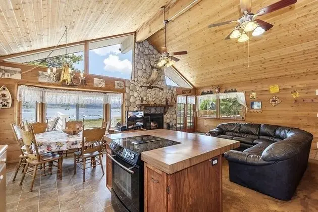 Ev, Birden Çok Yatak (012 - Lakefront Chalet)