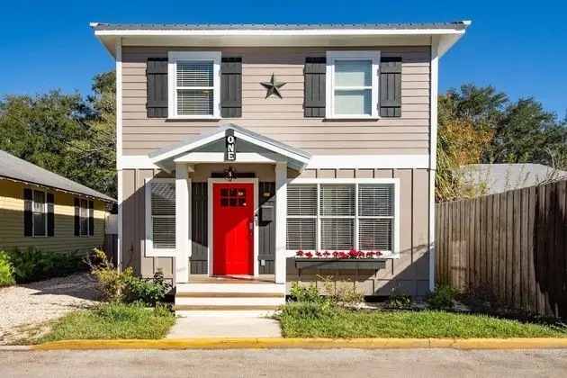Ev (1 Fletcher Ln)