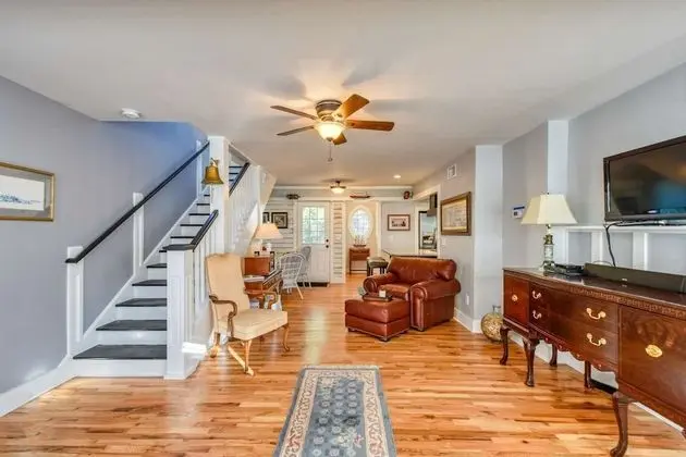Ev (1 Fletcher Ln)