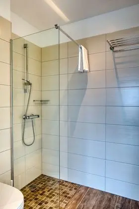 Tek Büyük veya İki Ayrı Yataklı Oda, Özel Banyo, Göl Manzaralı