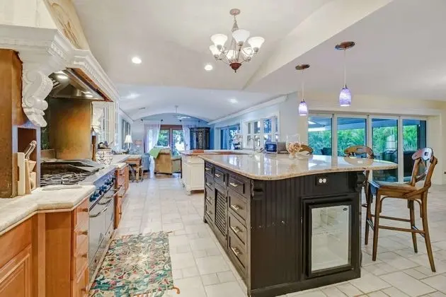 Ev (1034 Dolphin Dr)