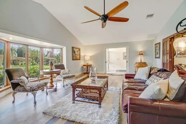 Ev (1034 Dolphin Dr)