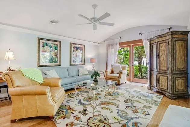 Ev (1034 Dolphin Dr)